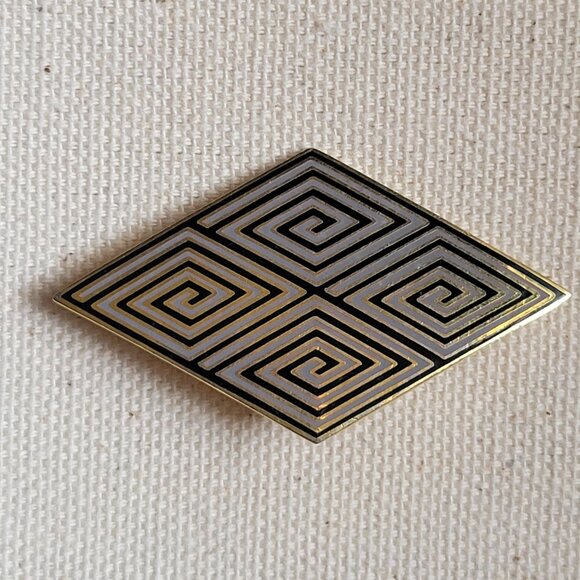 Vintage Isle Of Skye Gold Tone Black Grey Enamel Triangle Brooch Scarf Pin - Picture 1 of 3